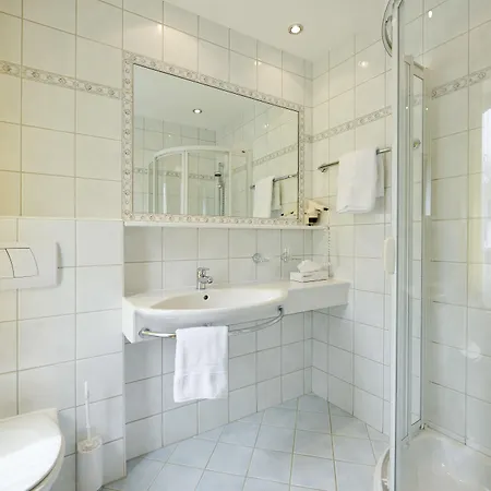 מלון Alpenhotel Laurin 3*