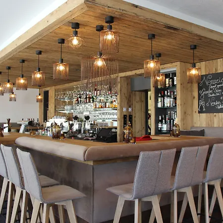 מלון Alpenhotel Laurin 3*