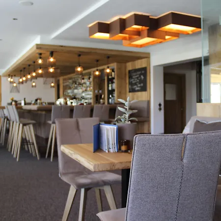 מלון Alpenhotel Laurin 3*