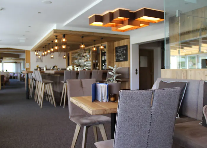 Отель Alpenhotel Laurin 3*