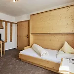 Отель Alpenhotel Laurin 3*